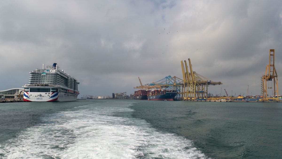 Barcos de mercancías en el puerto de Barcelona