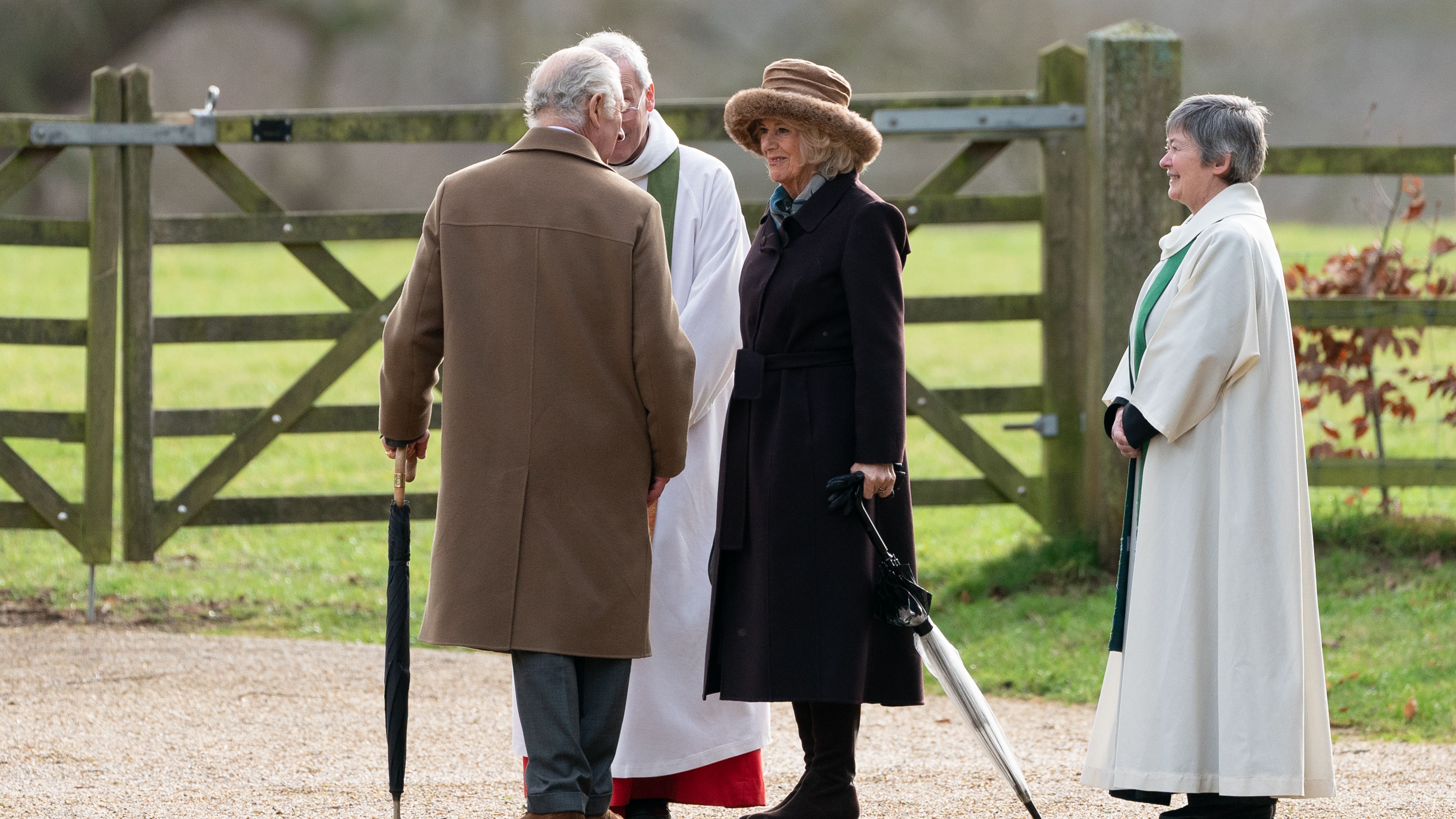 El rey Carlos III, junto a la reina yendo a la iglesia el pasado domingo