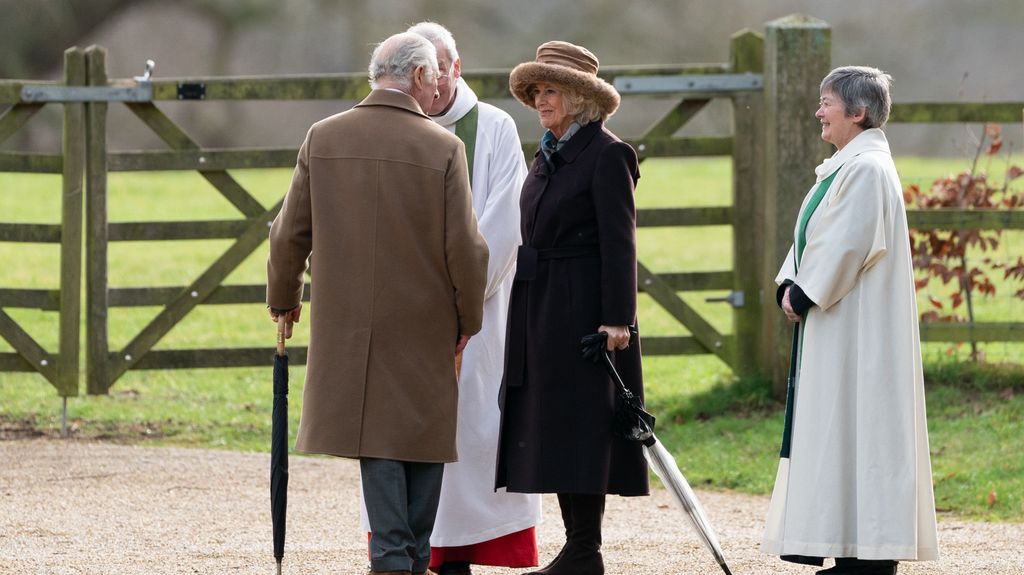 El rey Carlos III, junto a la reina yendo a la iglesia el pasado domingo