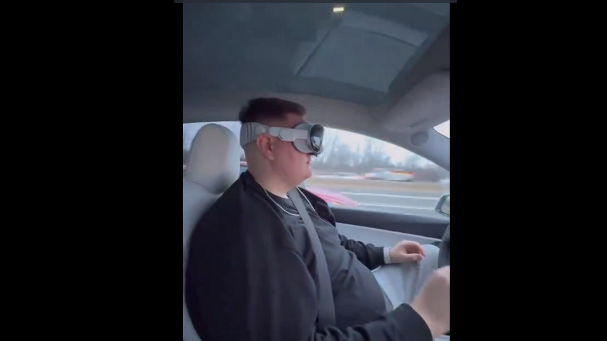 Las curiosas imágenes de ciudadanos usando las Apple Vision: en mitad de la calle y hasta conduciendo
