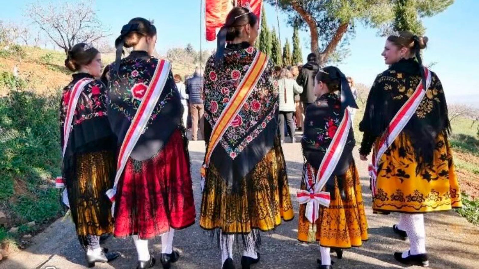 Las reinas de Los Yébenes caminan hasta la ermita de San Blas
