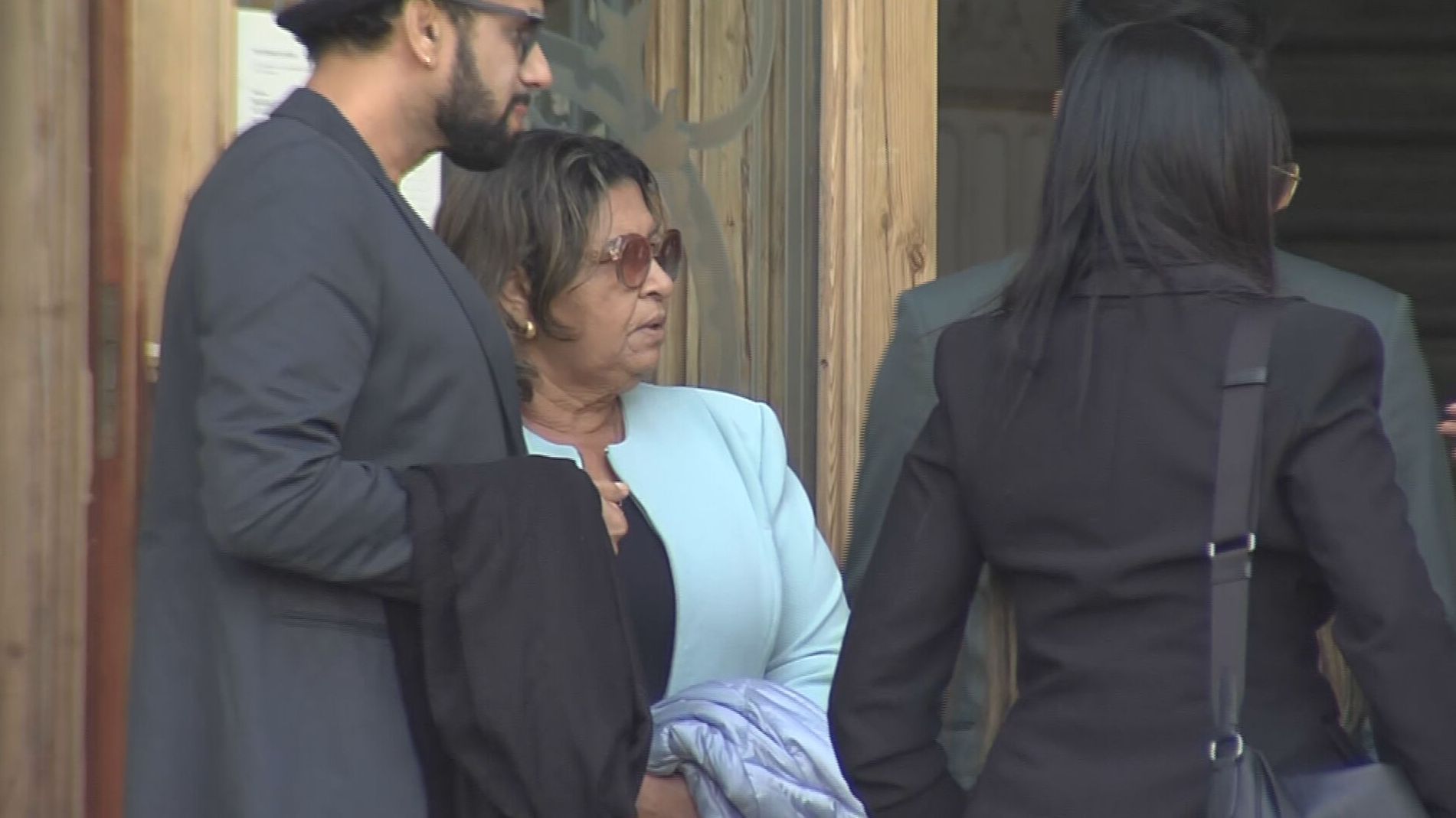 La madre de Dani Alves llega a los juzgados de Barcelona