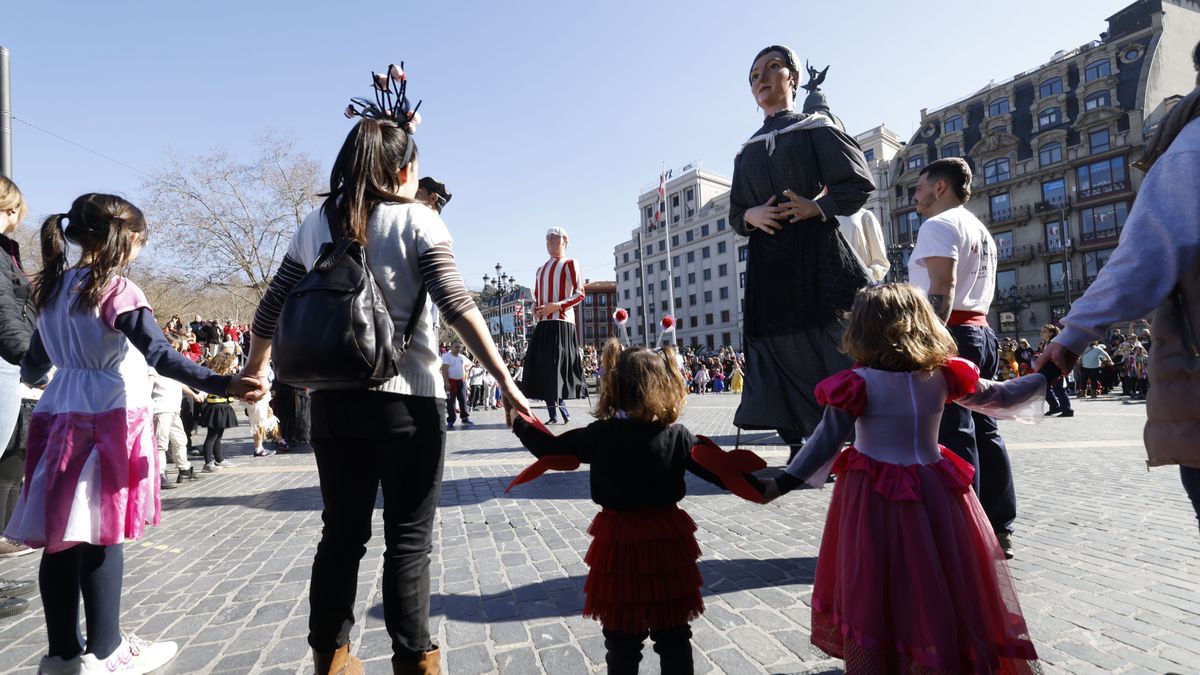 Unos niños disfrutando del carnaval 2023 en Bilbao