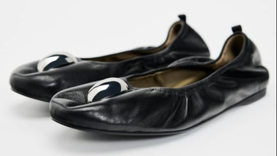 Bailarinas con detalle metálico de Zara