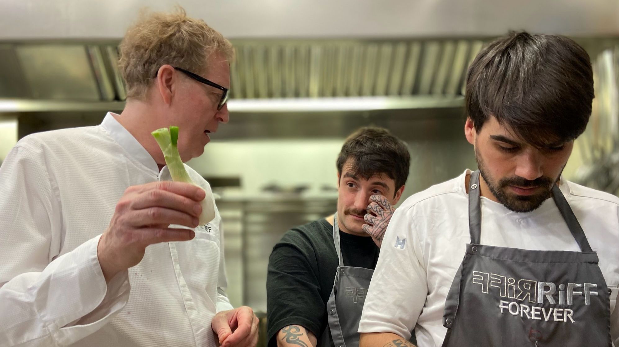 Bernd Knöller con sus empleados en la cocina