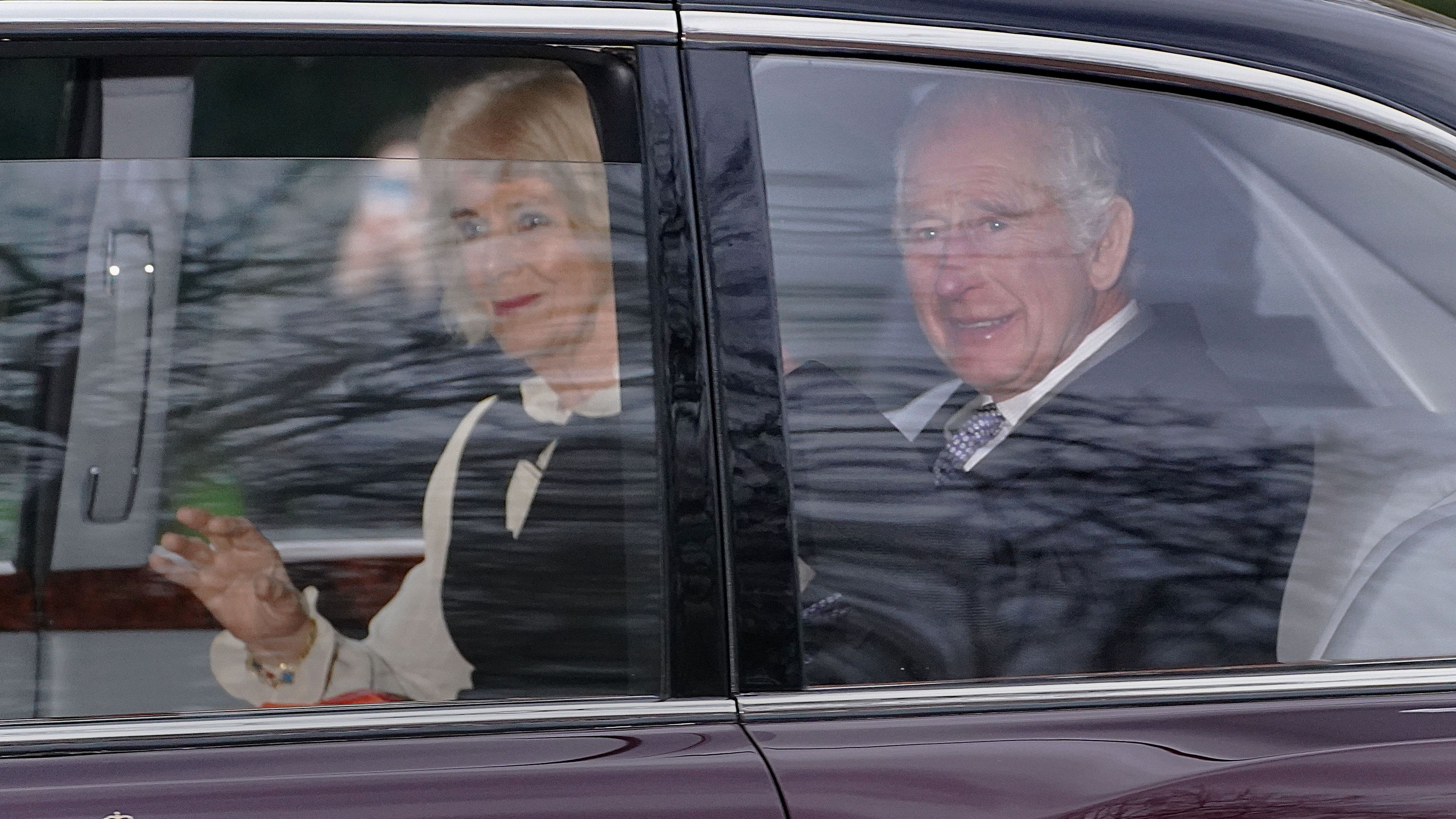 Carlos III de Inglaterra, junto a la reina Camila