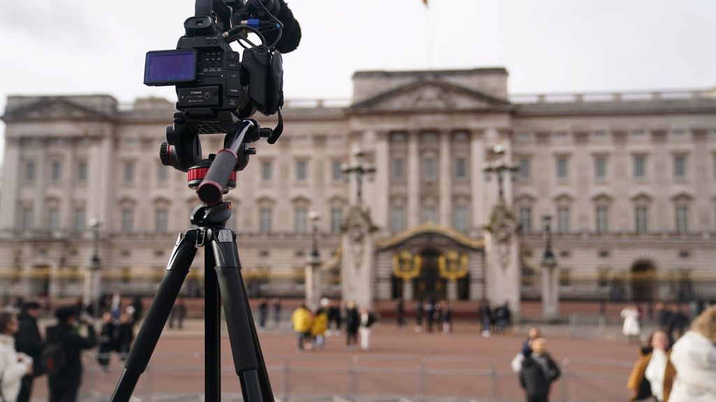 Cientos de periodistas continúan a las puertas de Buckingham