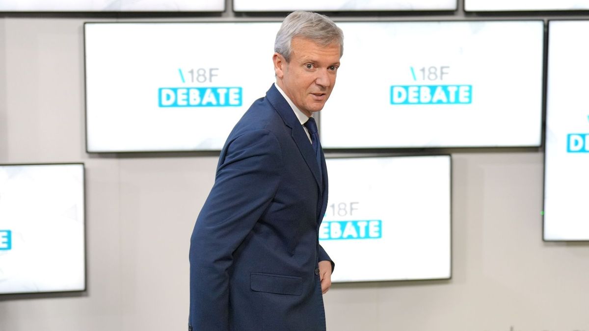 El candidato del Partido Popular, Alfonso Rueda, durante el debate.