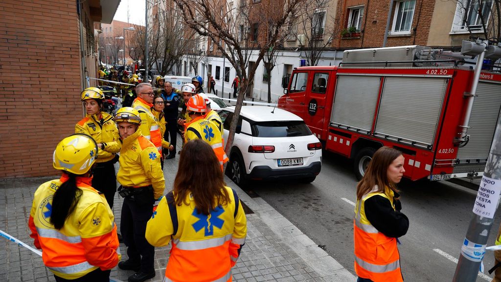 Derrumbe en un edificio de Badalona: los bomberos buscan víctimas entre los escombros