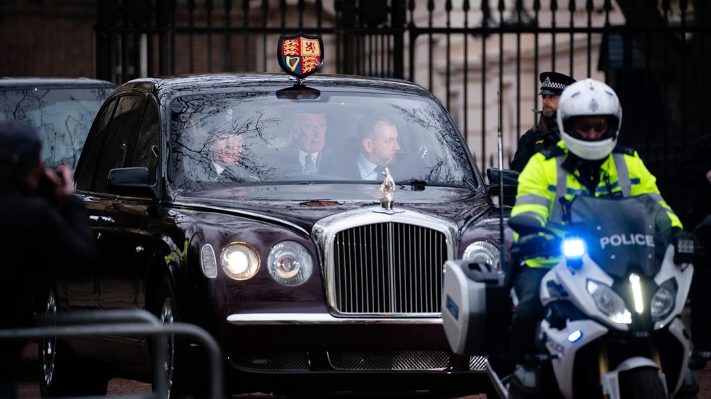 El monarca ha sido fotografiado abandonando su residencia de Clarence House