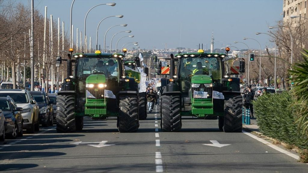 Imagen de archivo de tractores circulando por las calles de una ciudad