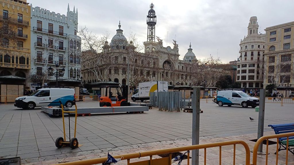 Los operarios comienzan a instalar la jaula en la Plaza del Ayuntamiento