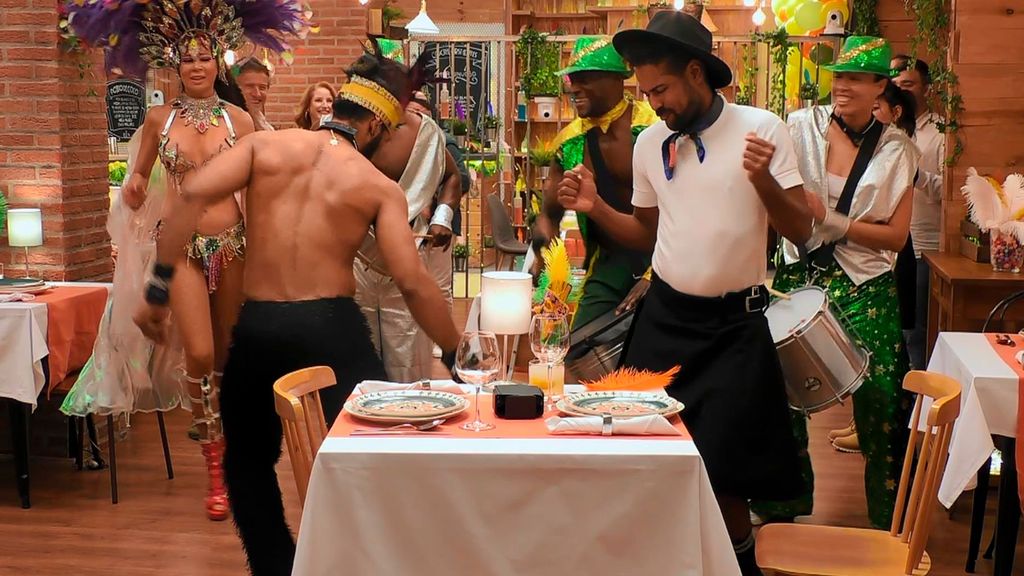 Pedro y Julio se conocen bailando samba en el Carnaval de ‘First Dates’: “Derretido, me he quedado muerto”