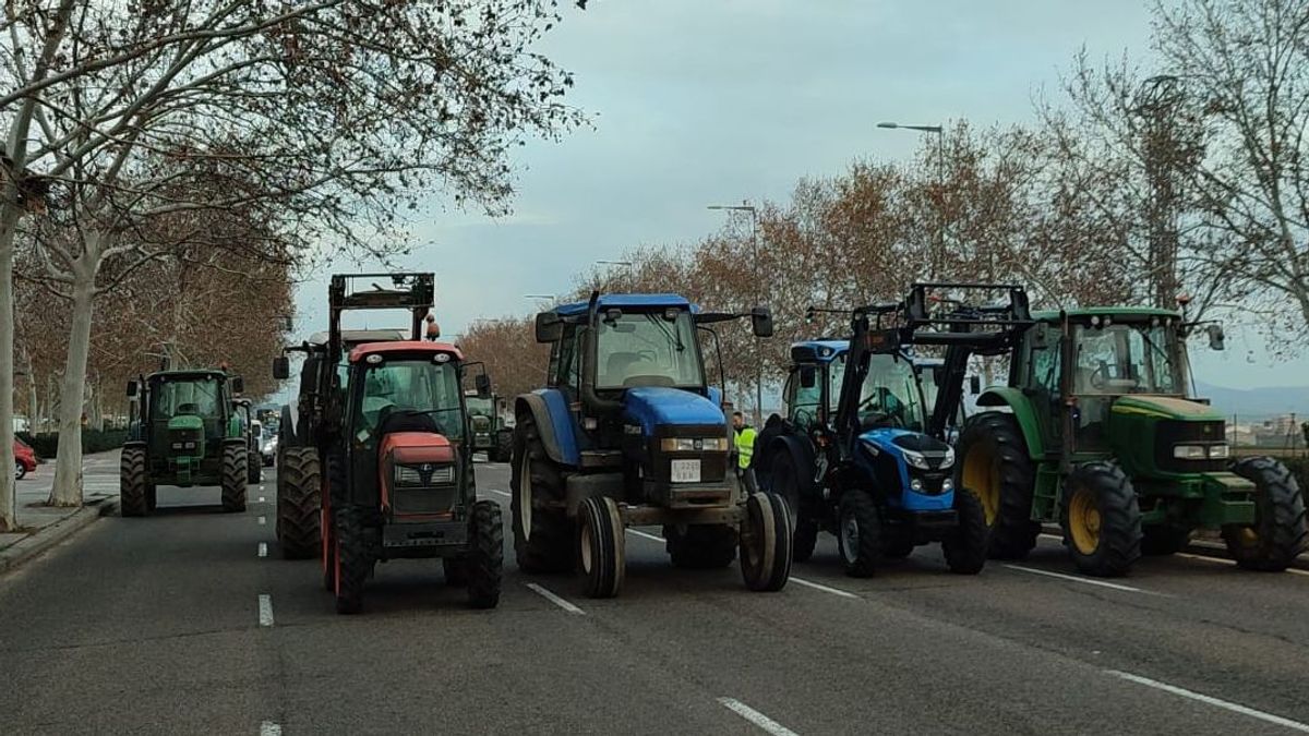 Tractores cortan la ronda norte de Valencia