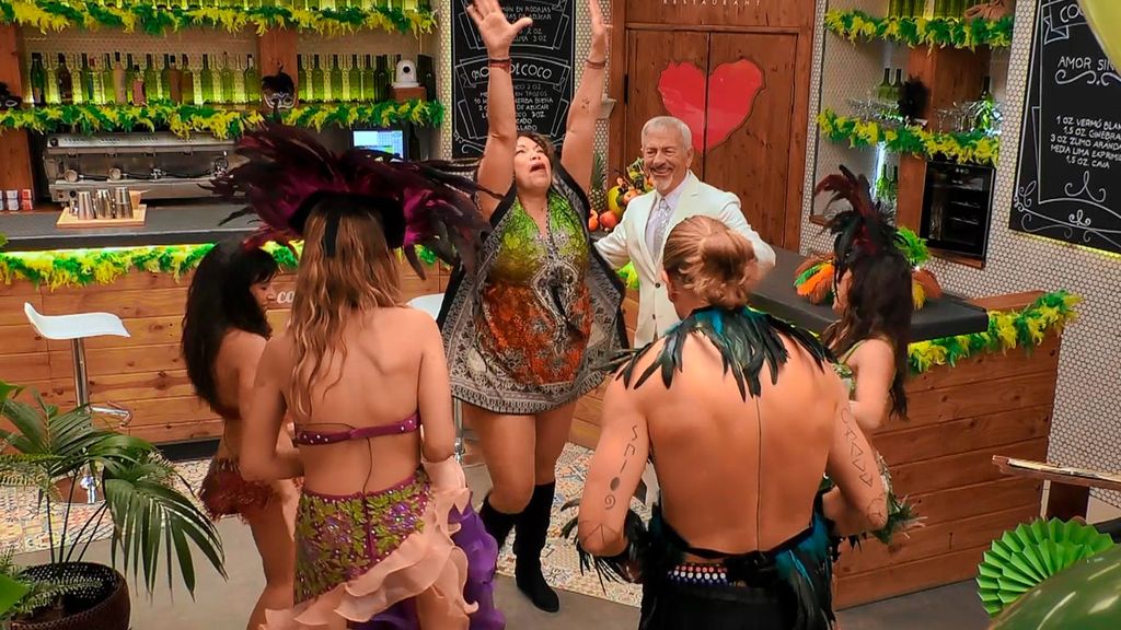 Una soltera pone a bailar a todo el equipo de ‘First Dates’ en Carnaval: “Carlos lo intentó, pero tengo que revisarle la ciática”