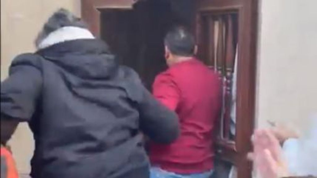 Vecinos de Monte Alto, A Coruña, hartos de la inseguridad revientan la puerta de un narcopiso a patadas