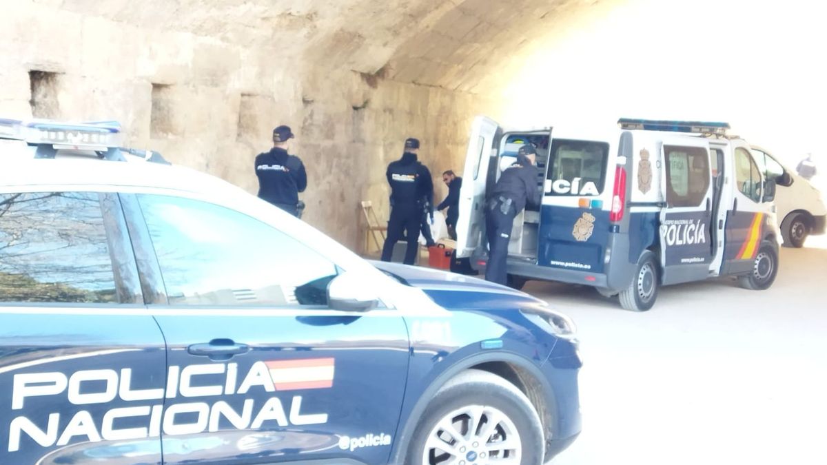 Agentes de la Policía custodian el cuerpo sin vida del sintecho y buscan pruebas