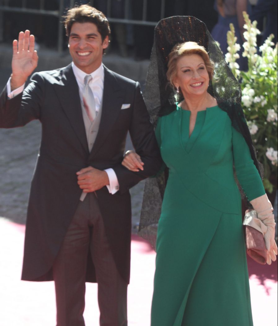 Cayetano Rivera junto a la madre de Eva González, Encarna Fernández