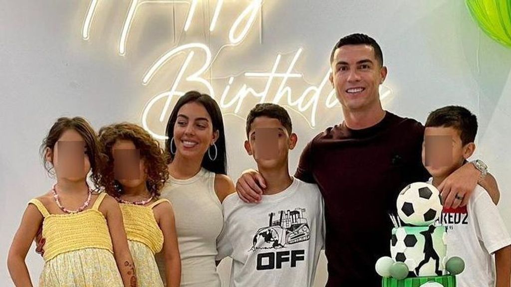 Cristiano Ronaldo junto a Georgina y sus hijos.