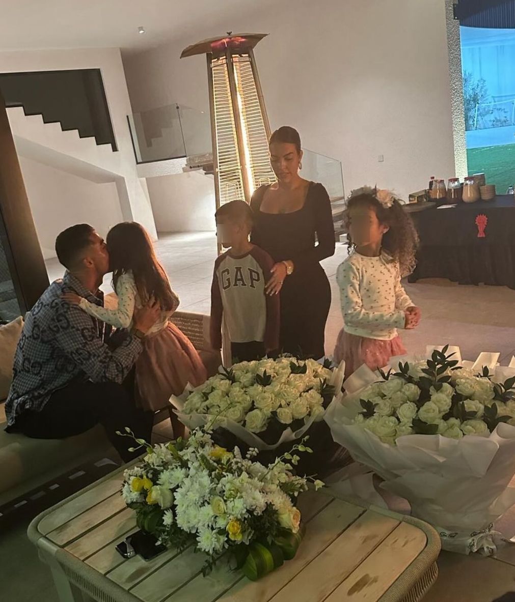 Cristiano Ronaldo junto a su familia.