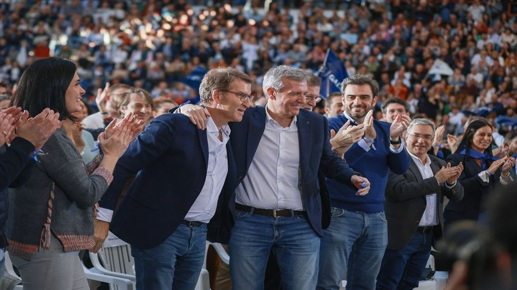 El presidente del Partido Popular, Alberto Núñez Feijóo y el candidato gallego a la Presidencia de la Xunta, Alfonso Rueda, durante un acto de campaña