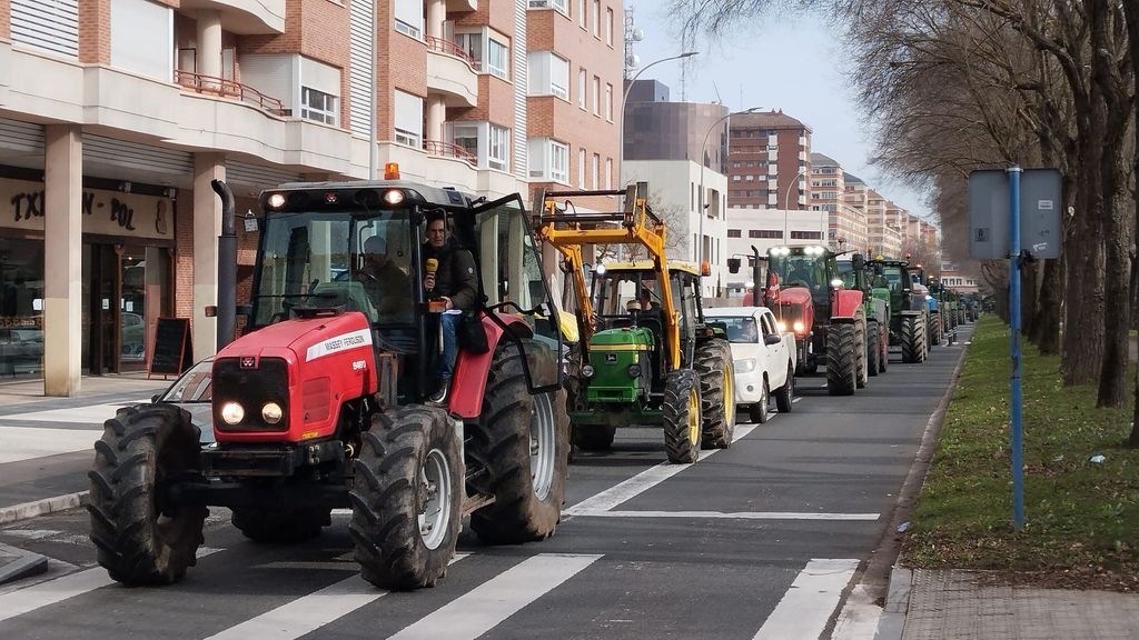 Hilera de tractores que ha entrado en Vitoria rumbo a la sede del Gobierno vasco