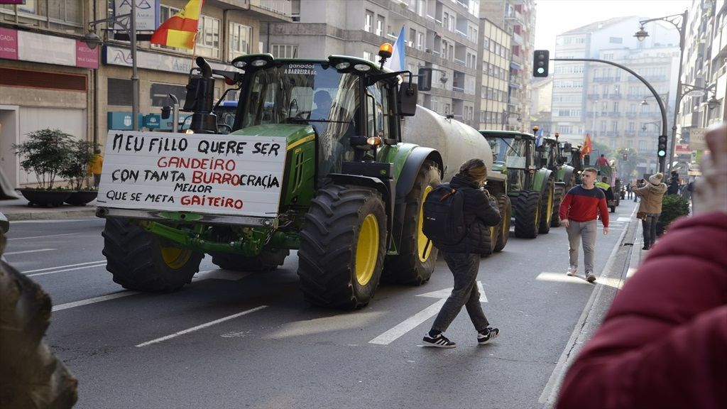 Imagen de tractores por las calles de Ourense