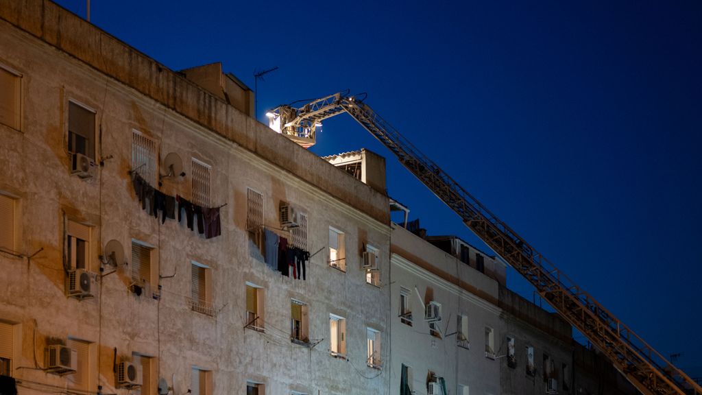 La falta de materiales en el techo del ático, "posible causa" del derrumbe del edificio en Badalona