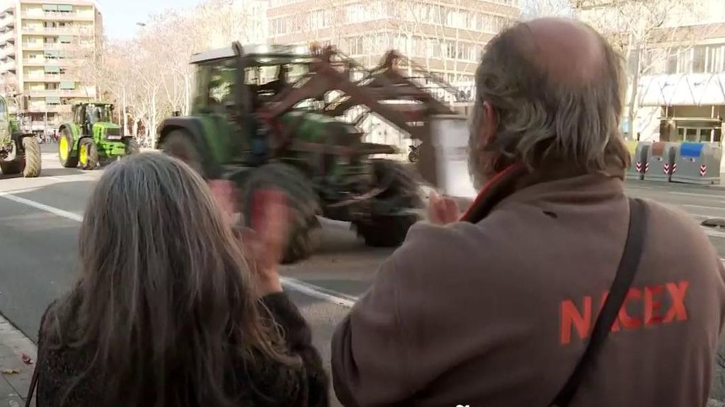 La imagen de la protesta de los agricultores en Barcelona: entrada triunfal entre aplausos