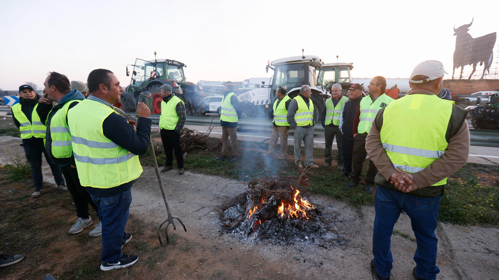 Las protestas agrícolas mantienen cortadas grandes vías en seis comunidades autónomas