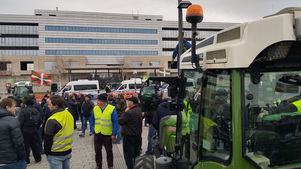 Los primeros tractores aparcados ante la sede del Gobierno vasco