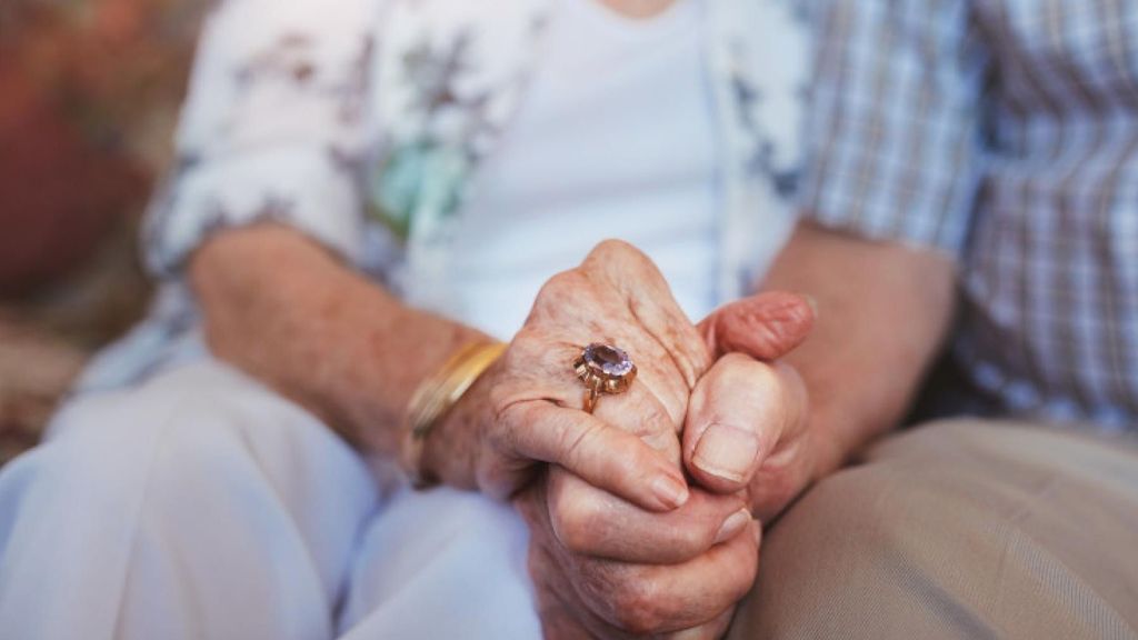 Madrid luchará contra la soledad no deseada con la ayuda de bancos, farmacias e iglesias de la capital