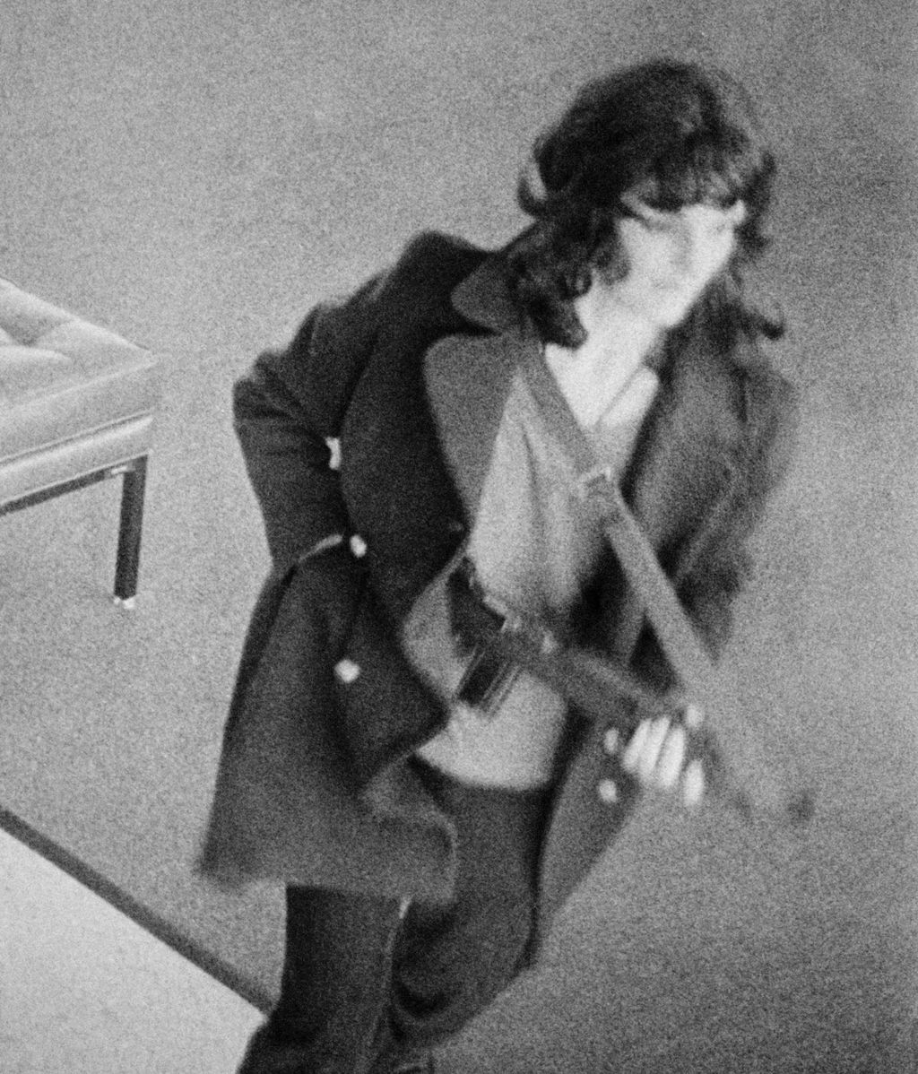 Patty Hearst, aka la camarada Tania, conduciendo al pueblo hacia la libertad mediante atraco bancario.