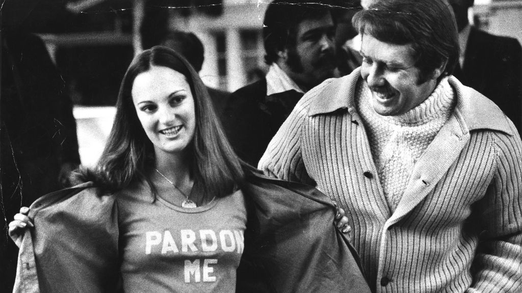 Patty Hearst pidiendo perdón cuatro años después de tomar las armas y volar un banco.