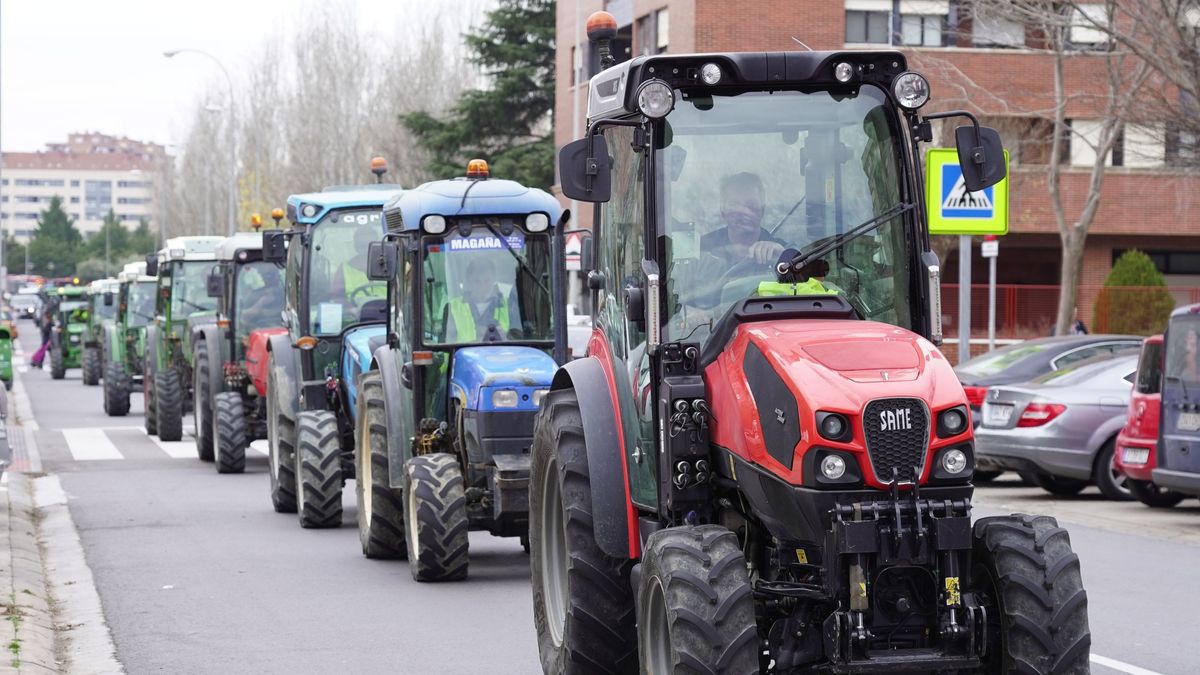 ¿Un tractor puede circular por la ciudad? Lo que indica la DGT sobre esta cuestión