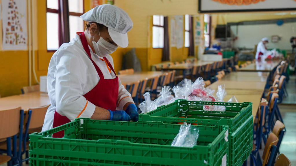 Una empleada, ajena a esta información, prepara la comida en un colegio