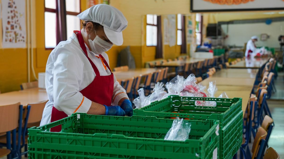 Una empleada, ajena a esta información, prepara la comida en un colegio