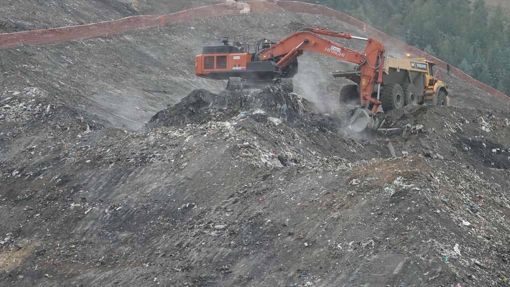 Una excavadora durante la búsqueda de los dos trabajadores sepultados en el vertedero de Zaldibar