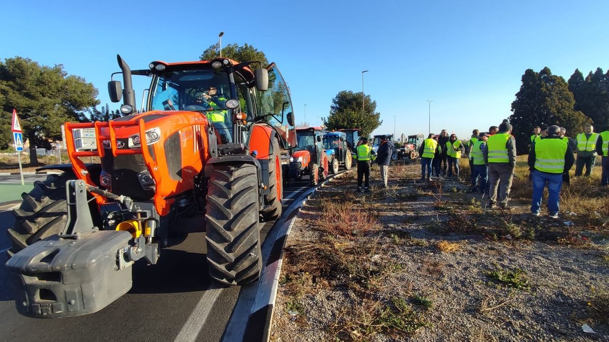 Una tractorada ha cortado la CV-32