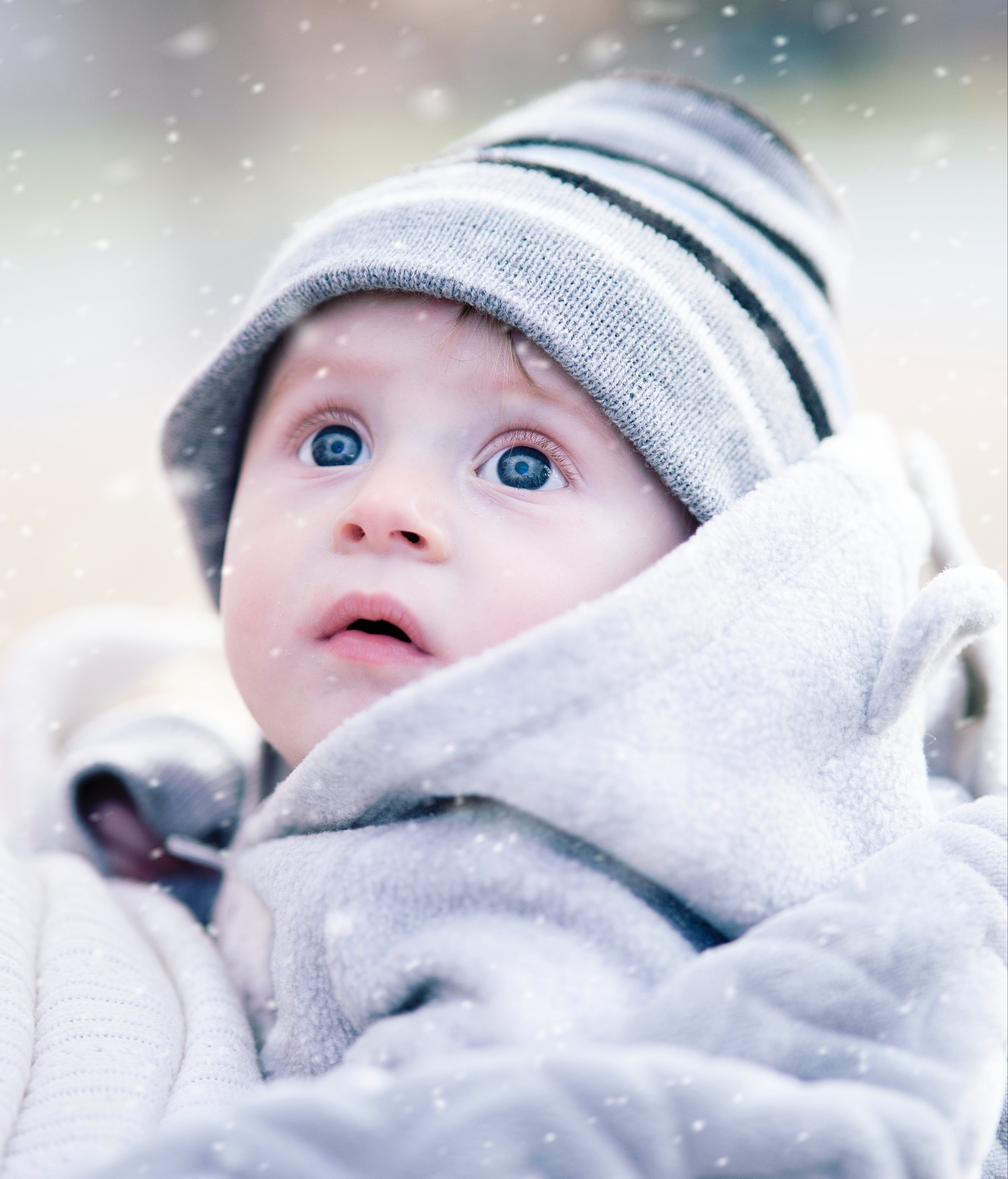 Vístele con gorro, bufanda y guantes. FUENTE: Pexels