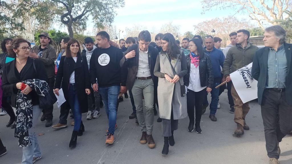 Agricultores, acompañados de políticos, de camino al Parlament