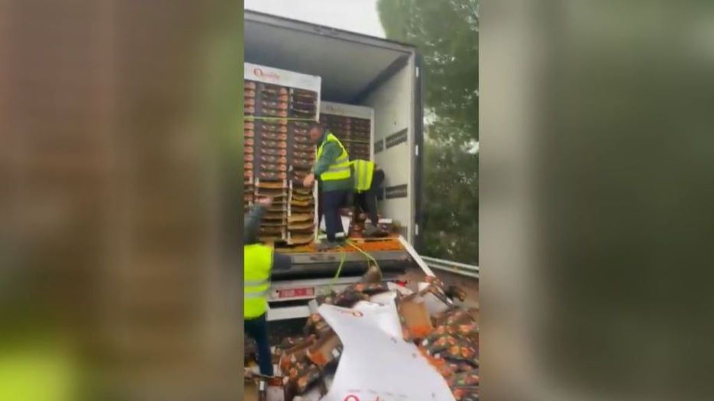 Agricultores españoles tiran la carga de un camión lleno de tomates marroquíes en Jerez