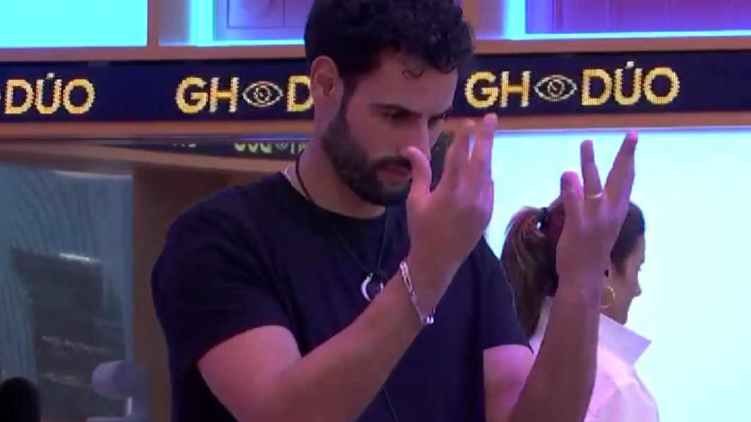 Asraf se comunica por gestos