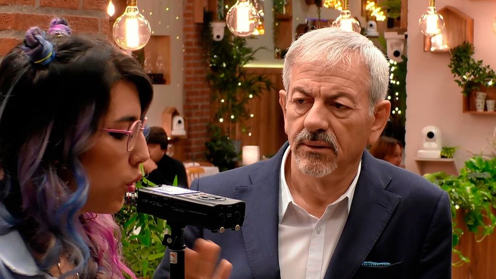 Carlos Sobera alucina con la grabación ASMR de una soltera de ‘First Dates’: “¿Qué es eso?”