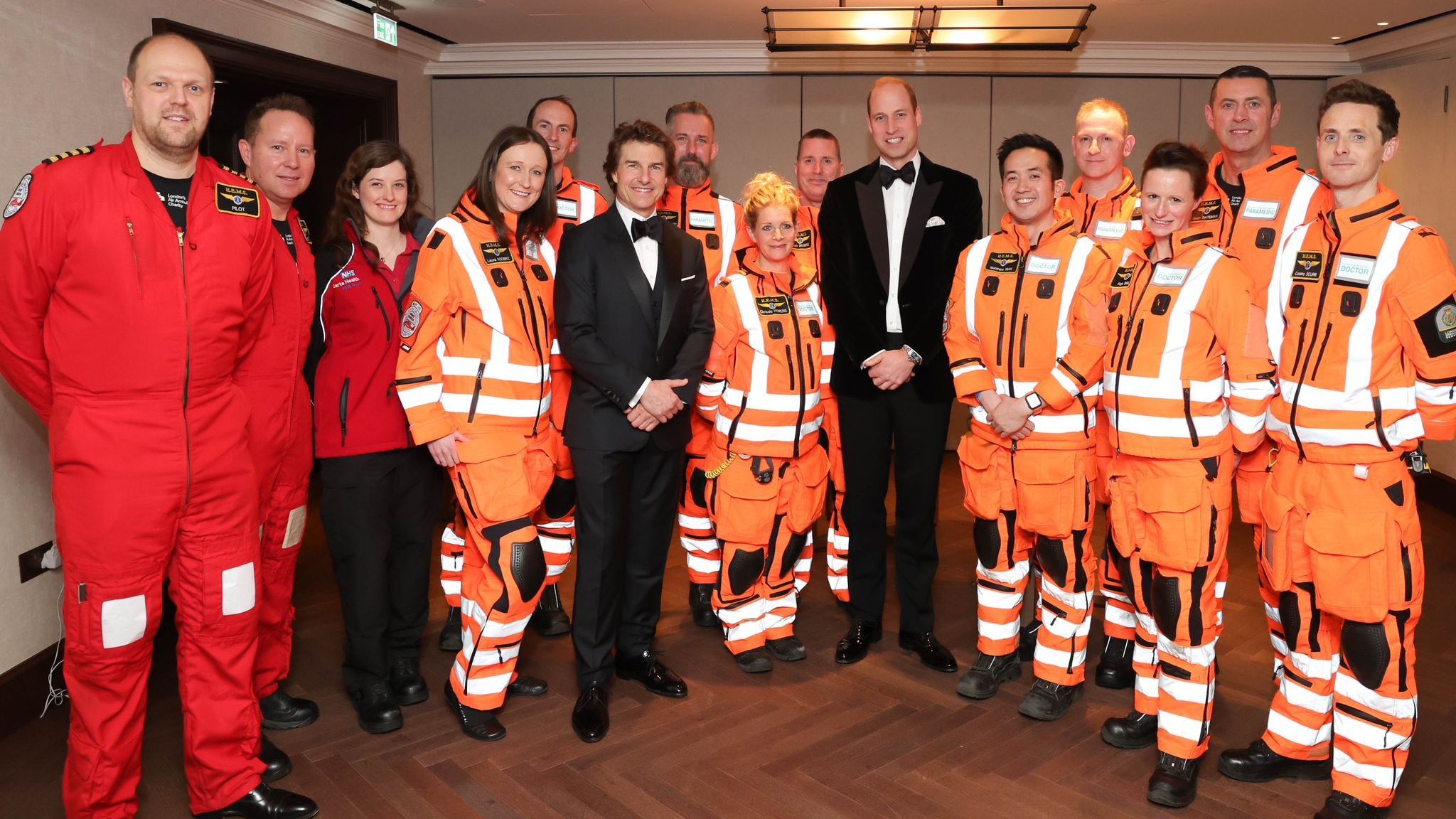 El príncipe Guillermo ha estado acompañado por Tom Cruise en su esperada reaparición