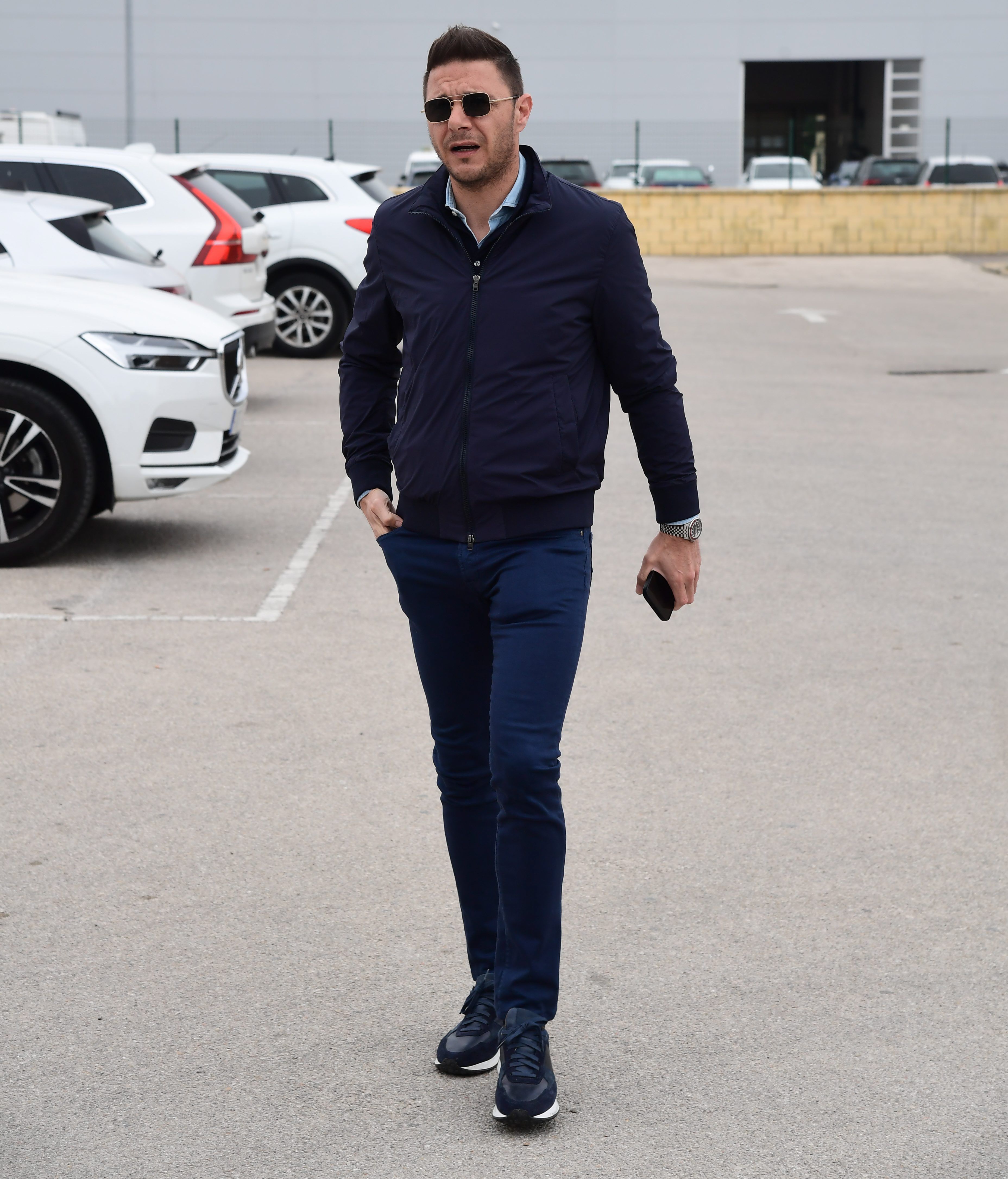 Joaquín Sánchez, muy afectado en el tanatorio de su padre