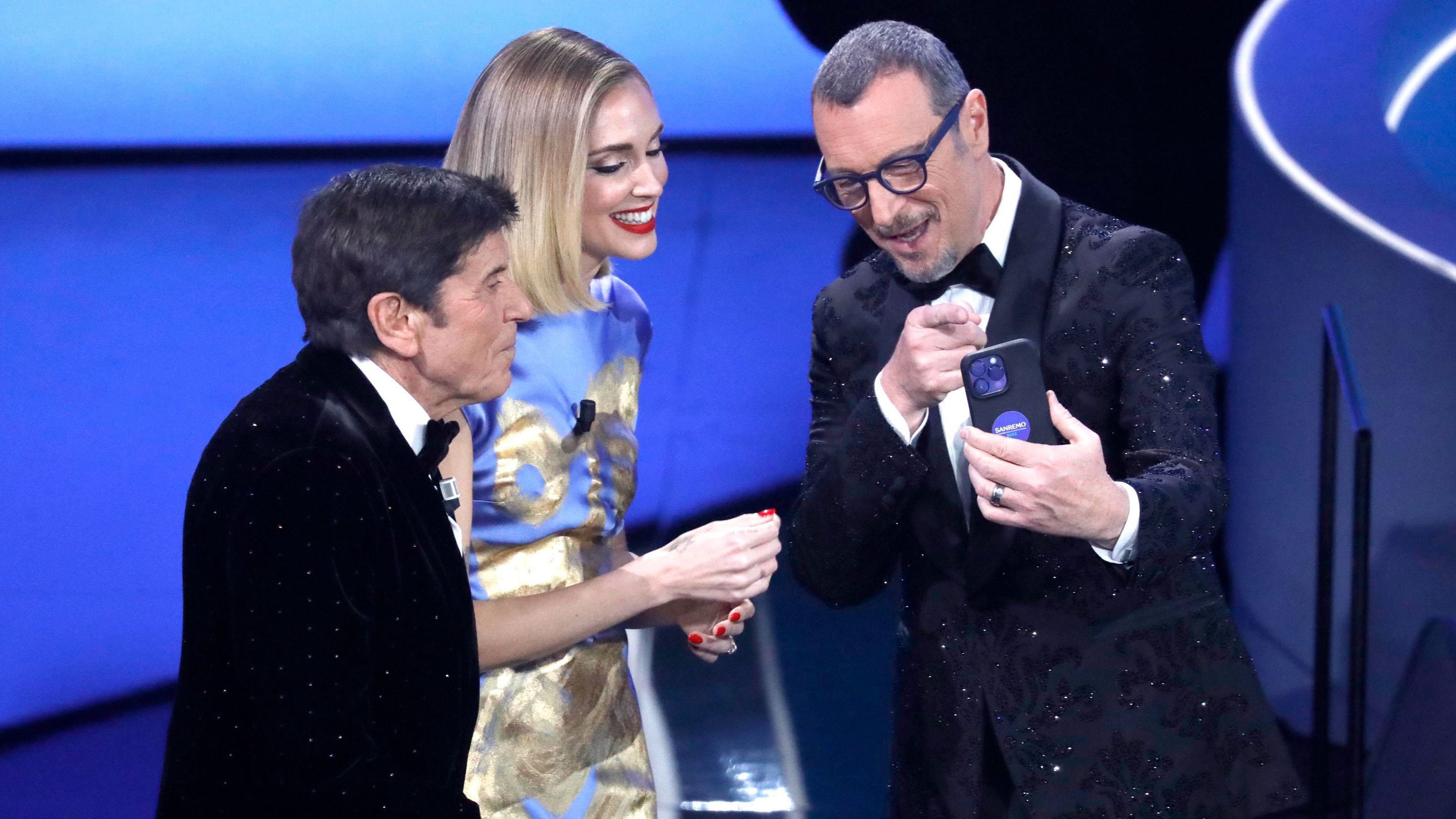 La influencer, junto al cantante Gianni Morandi y a Amadeus, durante la pasada edición