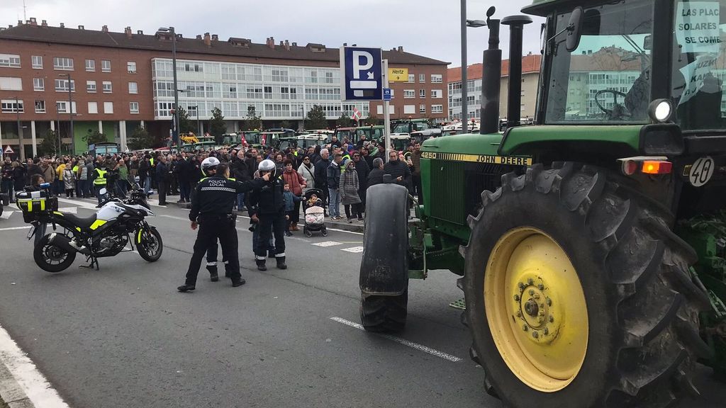 La Policía Local corta el paso, este miércoles, a un tractor en las inmediaciones del Gobierno vasco, en Vitoria