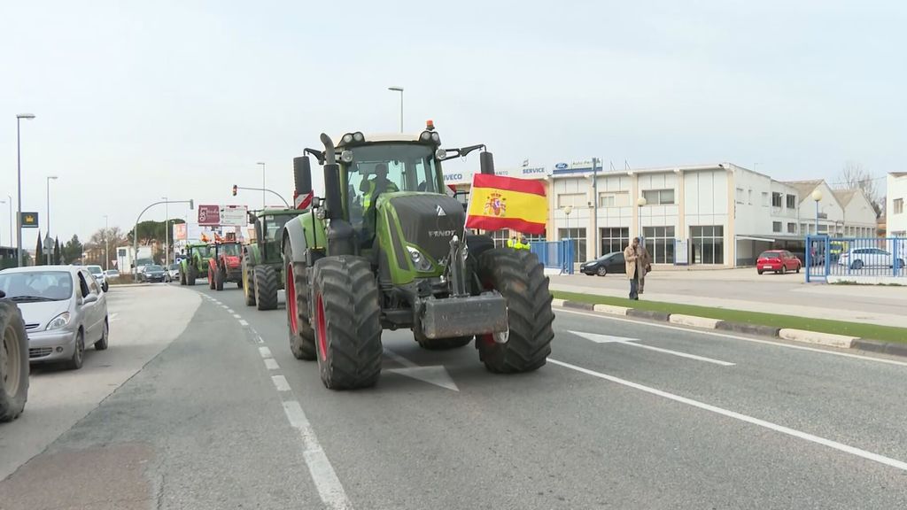 Las protestas de los agricultores bloquean también centros logísticos y supermercados en su lucha por la mejora del campo