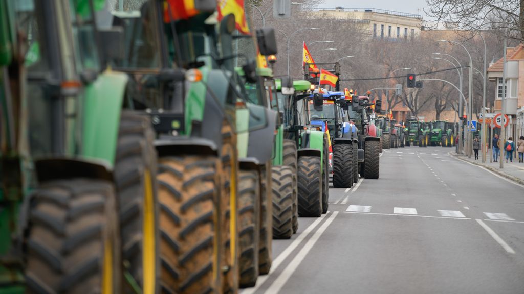 Los agricultores colapsan carreteras y varias ciudades movilizando sus tractores en la tercera jornada de protestas
